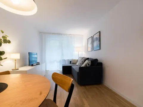 Kosmonautów Comfort Apartment by BookingHost, photo 2 of 10