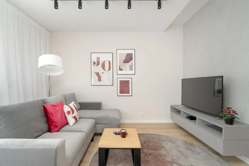 Apartament w Zielonej Okolicy Poznania z Parkingiem by Noclegi Renters, photo 1 of 10