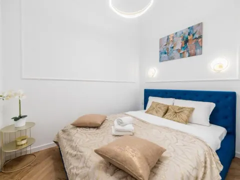 Nowowiejskiego Downtown Deluxe Apartment by BookingHost, photo 9 of 10