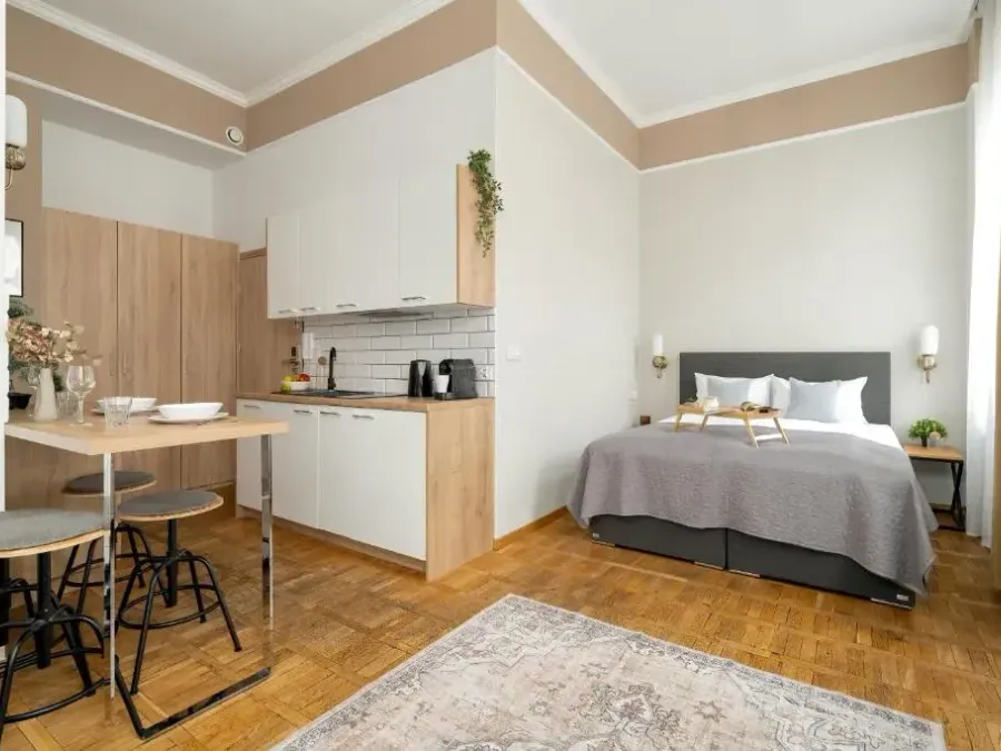Jasne Studia Very Berry w Centrum Poznania by Noclegi Renters, photo 1 of 10