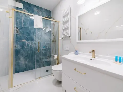Nowowiejskiego Downtown Deluxe Apartment by BookingHost, photo 3 of 10