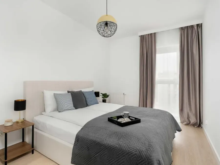 Jasny Apartament z Parkingiem i Balkonem by Noclegi Renters, photo 1 of 10