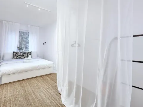Kosmonautów Comfort Apartment by BookingHost, photo 9 of 10
