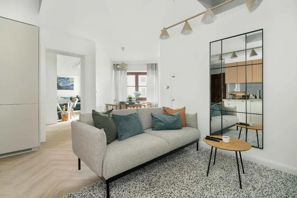 Przestronny Apartament z Biurkiem w Centrum Poznania Blisko Rynku i Parku by Noclegi Renters, photo 1 of 10