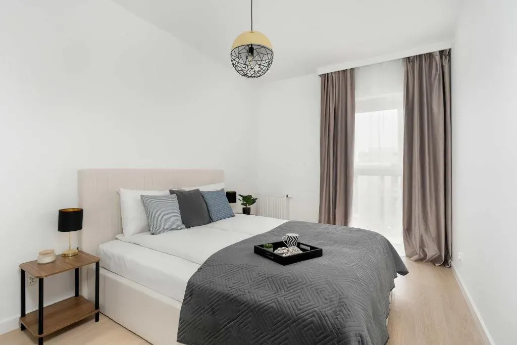 Jasny Apartament z Parkingiem i Balkonem by Noclegi Renters, photo 1 of 10