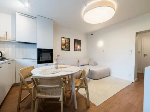 Grunwald Raszyńska Apartment by BookingHost, photo 4 of 10