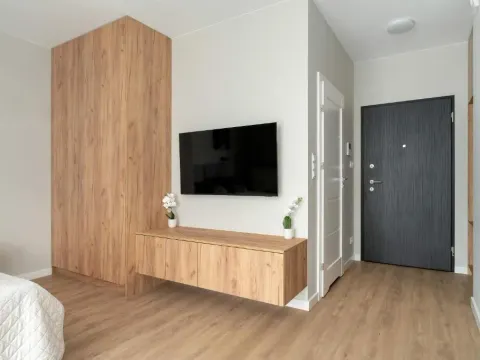 Nowoczesne Studio Very Berry w Poznaniu z Parkingiem by Noclegi Renters, photo 2 of 10