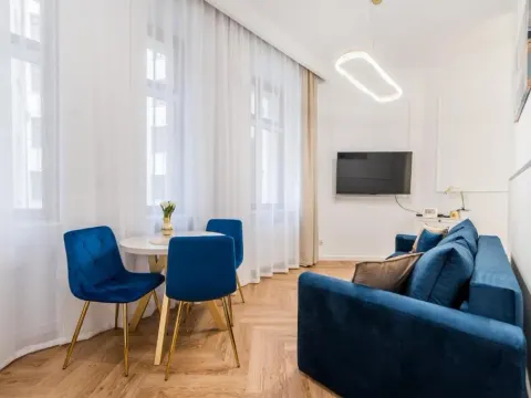 Nowowiejskiego Downtown Deluxe Apartment by BookingHost, photo 5 of 10