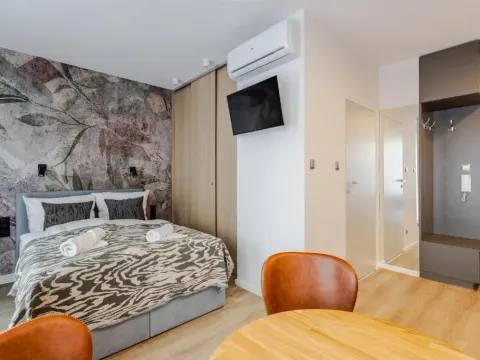 Stylowe Studio Very Berry w Poznaniu z Parkingiem i Balkonem by Noclegi Renters, photo 2 of 10