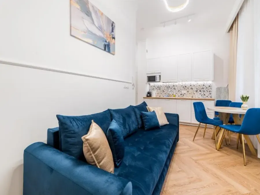 Nowowiejskiego Downtown Deluxe Apartment by BookingHost, photo 1 of 10