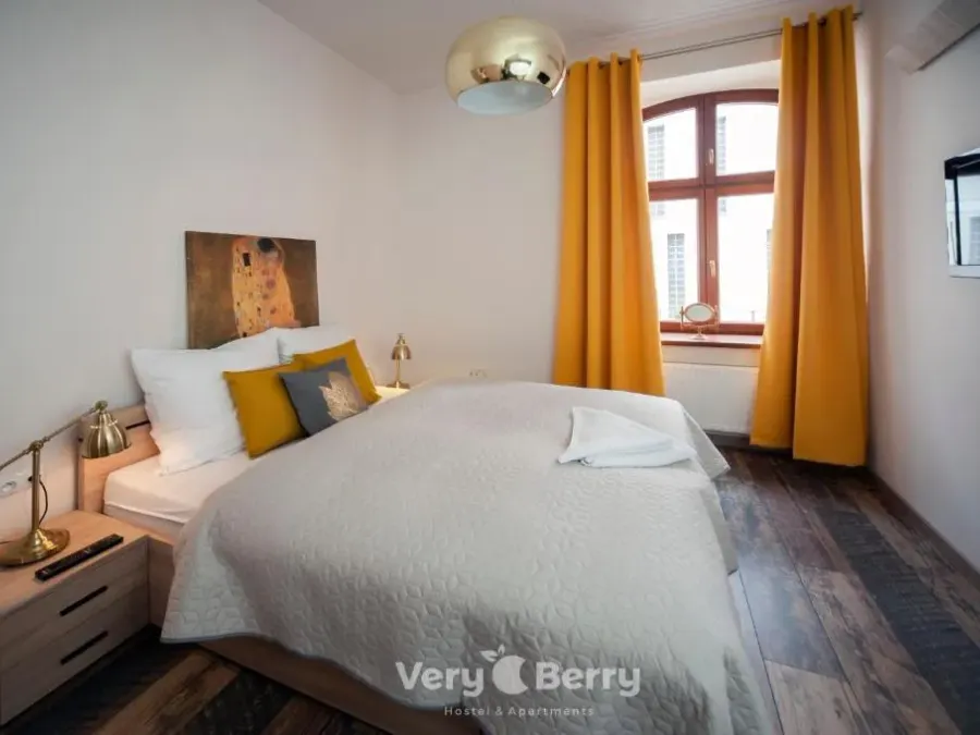 Przestronny Apartament Very Berry w Poznaniu z Dwiema Sypialniami by Noclegi Renters, photo 1 of 10