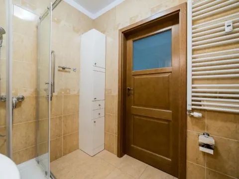 Piątkowska Comfort Apartment by BookingHost, photo 3 of 10
