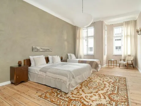 Spacious and Bright Apartment with Balcony near MTP by Noclegi Renters, photo 3 of 10