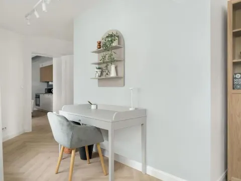 Przestronny Apartament z Biurkiem w Centrum Poznania Blisko Rynku i Parku by Noclegi Renters, photo 4 of 10
