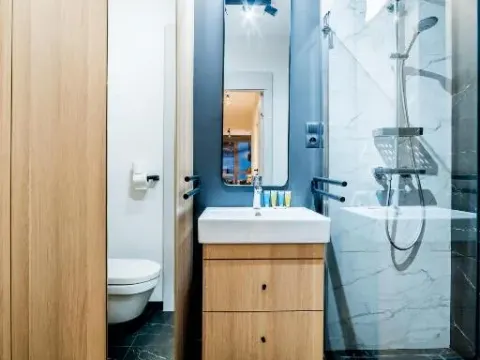 Wilda Deluxe Apartment by BookingHost, photo 3 of 10