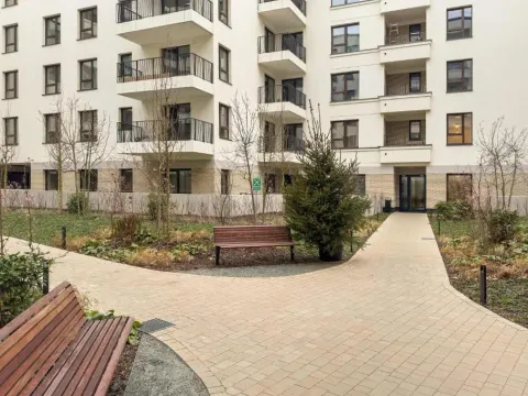 Nowoczesne Studio Very Berry w Poznaniu z Parkingiem by Noclegi Renters, photo 5 of 10