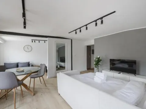 Grunwald Raszyńska Bright Apartment by BookingHost, photo 2 of 10
