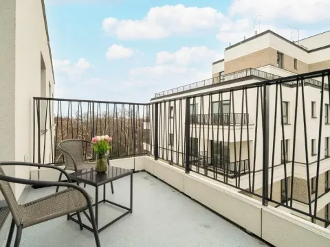 Nowoczesne Studio Very Berry w Poznaniu z Parkingiem by Noclegi Renters, photo 4 of 10