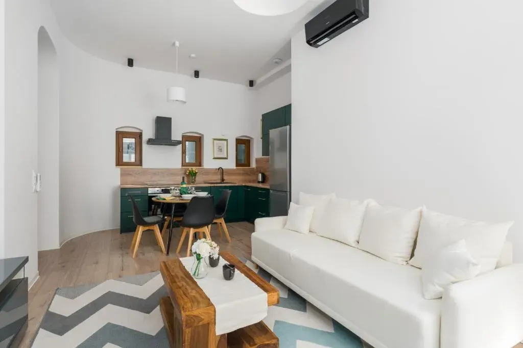 Apartment Kamienica Chełmońskiego 10 przy MTP by Noclegi Renters, photo 1 of 10