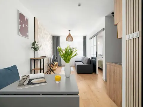 Jasny Apartament z Parkingiem w Centrum Poznania by Noclegi Renters, photo 4 of 10