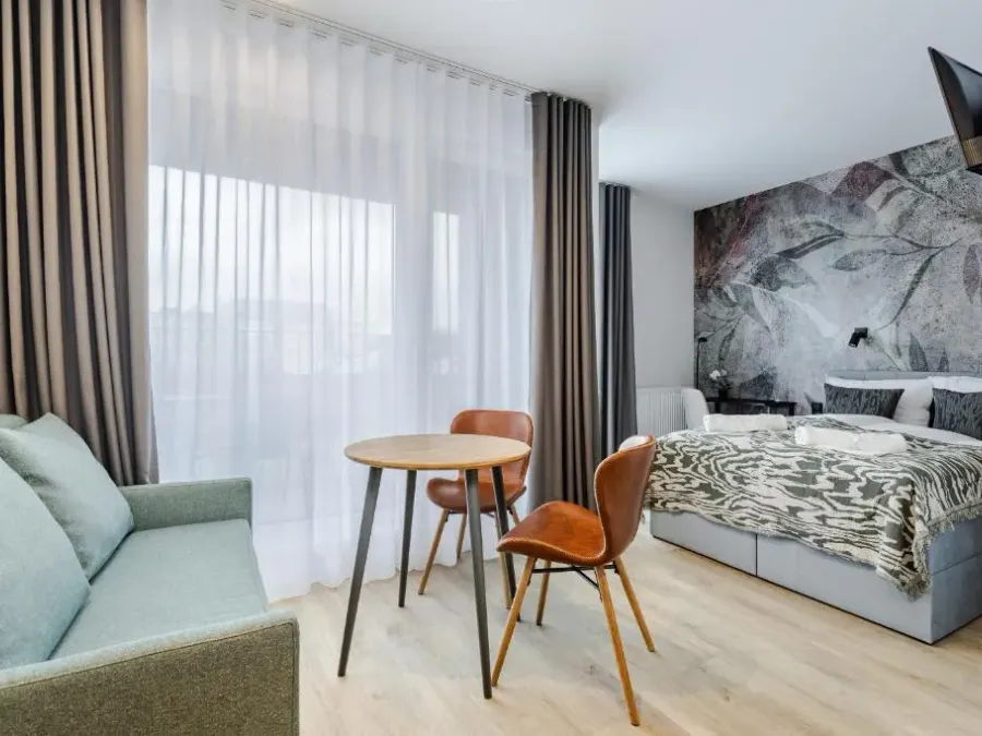Stylowe Studio Very Berry w Poznaniu z Parkingiem i Balkonem by Noclegi Renters, photo 1 of 10