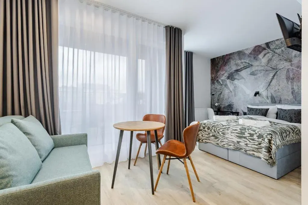 Stylowe Studio Very Berry w Poznaniu z Parkingiem i Balkonem by Noclegi Renters, photo 1 of 10