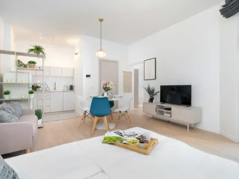 Stylish Apartment Near the Old Market Square, Pet Friendly by Noclegi Renters, photo 5 of 10