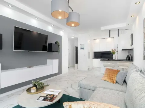 Nowoczesny Apartament z Balkonem w Spokojnej Okolicy by Noclegi Renters, photo 6 of 10